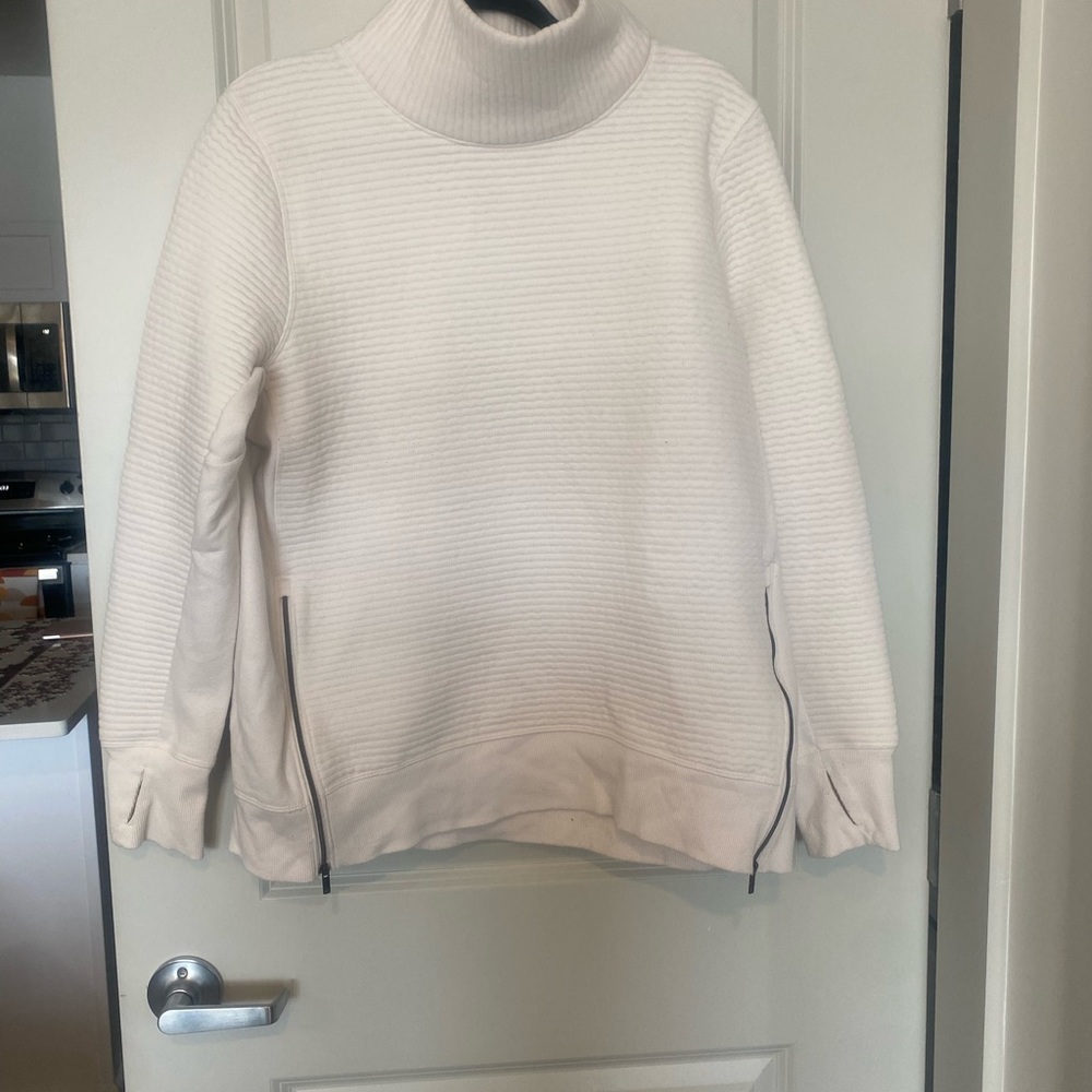 White turtle neck pullover